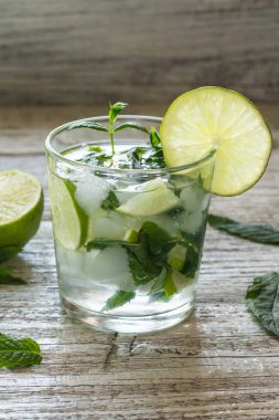 Mojito kireç ve highball cam Beyaz ahşap zemin üzerine nane kokteyli