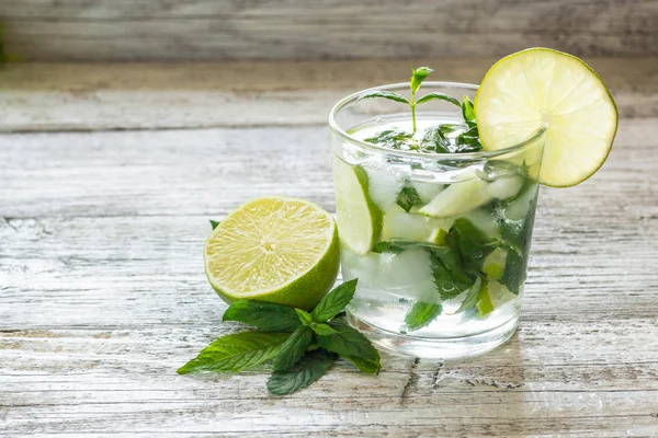 Mojito kireç ve highball cam Beyaz ahşap arka plan kopya alanı üzerine nane kokteyli