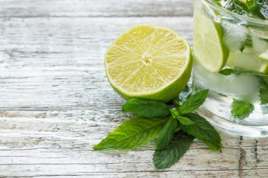 Mojito kireç ve highball cam Beyaz ahşap arka plan kopya alanı üzerine nane kokteyli