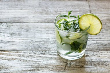 Mojito kireç ve highball cam Beyaz ahşap arka plan kopya alanı üzerine nane kokteyli