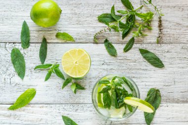 Mojito kokteyl limon ve nane highball cam üzerinde beyaz ahşap arka plan Üstten Görünüm
