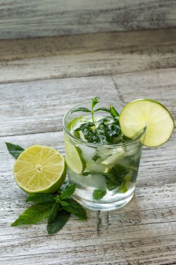 Mojito kireç ve highball cam Beyaz ahşap zemin üzerine nane kokteyli