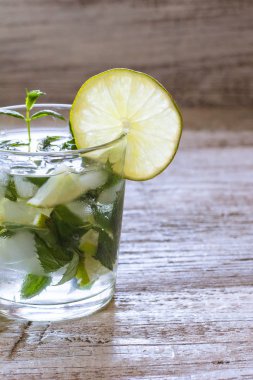 Mojito kireç ve highball cam Beyaz ahşap zemin üzerine nane kokteyli