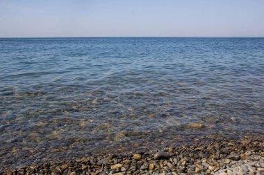 Mavi deniz dalgaları yumuşak yüzeyi okyanus ve mavi gökyüzü arka plan sakin