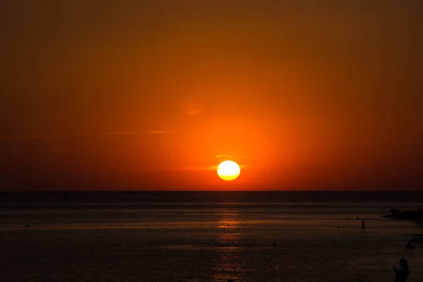 Belo pôr do sol escuro dramático acima do mar — Fotografia de Stock