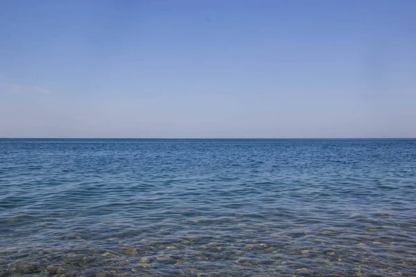 Calmo Azul ondas do mar superfície macia Oceano e céu azul Fundo — Fotografia de Stock