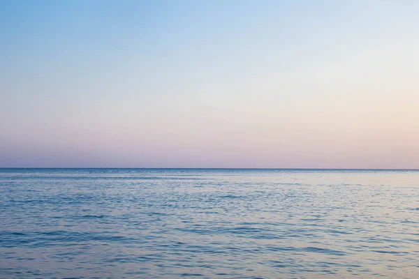 Calmo Azul ondas do mar superfície macia Oceano e céu azul Fundo — Fotografia de Stock