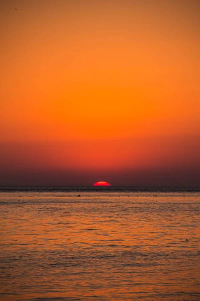 Beau coucher de soleil sombre dramatique au-dessus de la mer — Photo