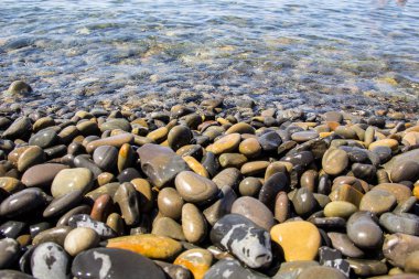 Deniz ve sualtı bir plaj çakıl. Çakıl taşı arka plan