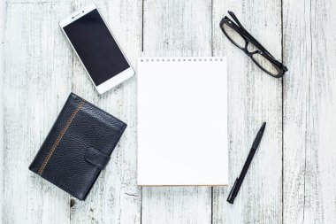 Siyah ve beyaz Natürmort: açılan boş not defteri, defter, kalem, kurşun kalem, gözlük, çanta.