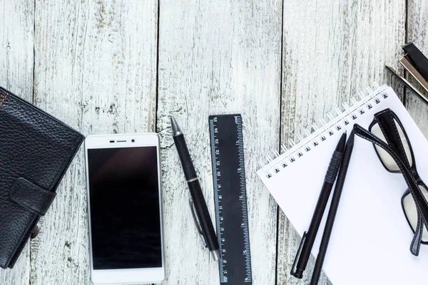 Siyah ve beyaz Natürmort: açılan boş not defteri, defter, kalem, kurşun kalem, gözlük, çanta.