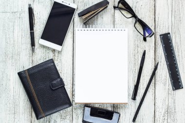 Siyah ve beyaz Natürmort: açılan boş not defteri, defter, kalem