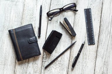 Siyah ve beyaz Natürmort: açılan boş not defteri, defter, kalem