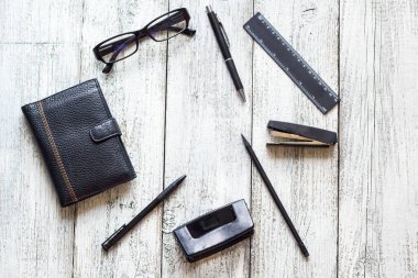 Siyah ve beyaz Natürmort: açılan boş not defteri, defter, kalem