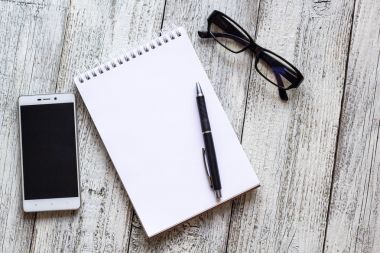 Siyah ve beyaz Natürmort: açılan boş not defteri, defter, kalem