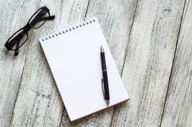 Siyah ve beyaz Natürmort: açılan boş not defteri, defter, kalem