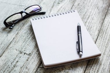 Siyah ve beyaz Natürmort: açılan boş not defteri, defter, kalem