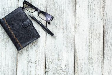 Siyah ve beyaz Natürmort: kalem, kurşun kalem, gözlük, çanta.