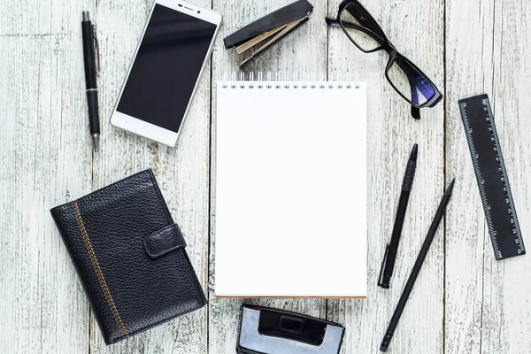 Siyah ve beyaz Natürmort: açılan boş not defteri, defter, kalem