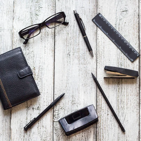 Siyah ve beyaz Natürmort: açılan boş not defteri, defter, kalem