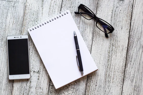 Siyah ve beyaz Natürmort: açılan boş not defteri, defter, kalem