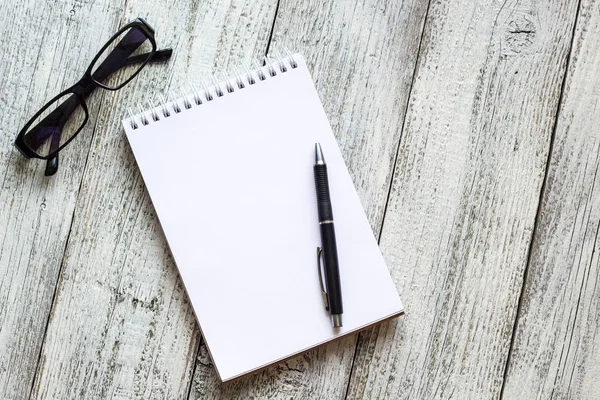 Siyah ve beyaz Natürmort: açılan boş not defteri, defter, kalem