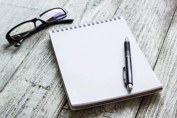 Siyah ve beyaz Natürmort: açılan boş not defteri, defter, kalem