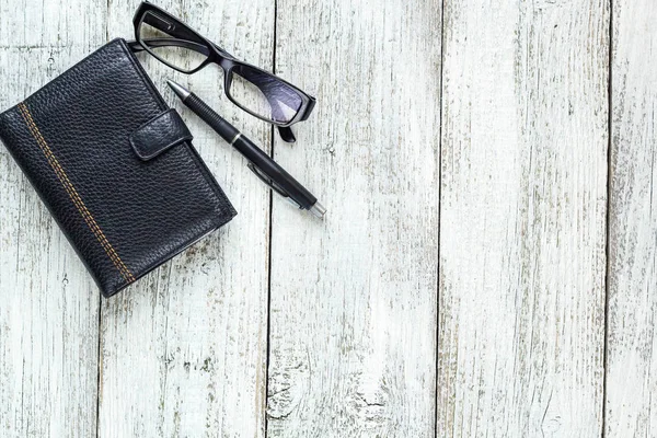 Siyah ve beyaz Natürmort: kalem, kurşun kalem, gözlük, çanta.