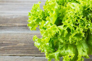 Ahşap arka plan üzerinde taze marul Üstten Görünüm