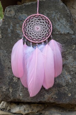 El yapımı rüya yakalayıcı iple asılı tüyler konu ve boncuk