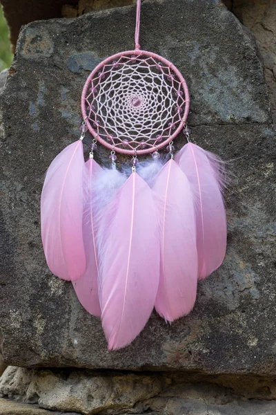 El yapımı rüya yakalayıcı iple asılı tüyler konu ve boncuk