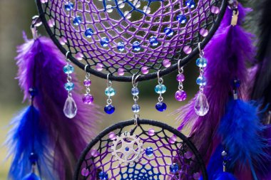 El yapımı rüya yakalayıcı iple asılı tüyler konu ve boncuk