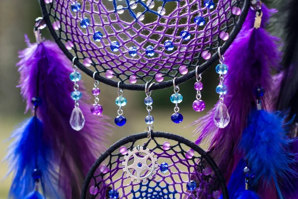 El yapımı rüya yakalayıcı iple asılı tüyler konu ve boncuk