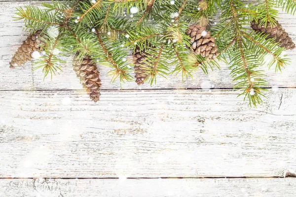 Vánoční dřevěné pozadí s jedle. Pohled shora kopie prostor — Stock fotografie