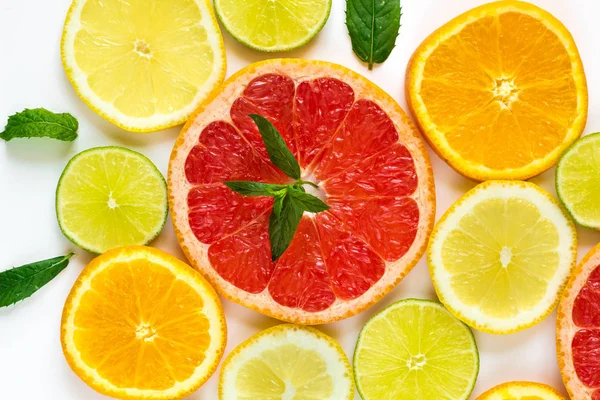 Citrus potravin vzor na bílém podkladu - různé citrusových plodů s lístky máty — Stock fotografie
