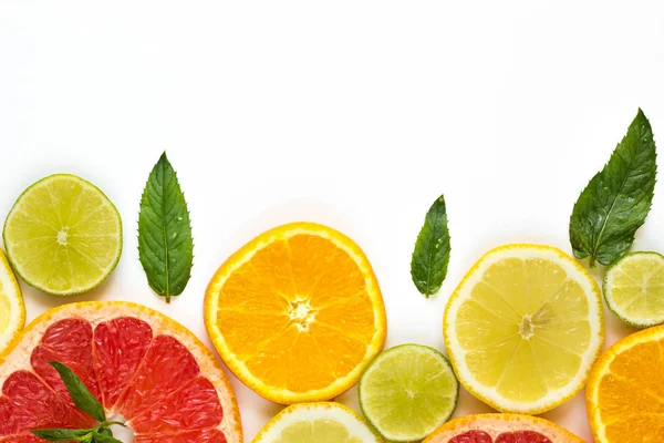 Határ szelet narancs, citrom, lime, grapefruit, menta fehér mintával. Lapos feküdt — Stock Fotó