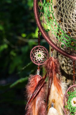 El yapımı rüya yakalayıcı iple asılı tüyler konu ve boncuk