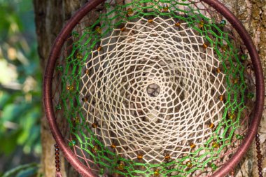 El yapımı rüya yakalayıcı iple asılı tüyler konu ve boncuk