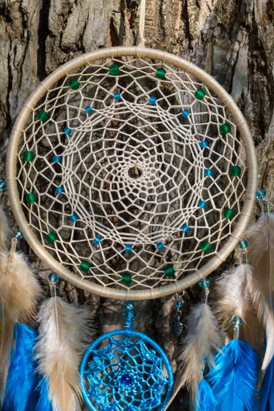Catcher sonho artesanal com fios de penas e pérolas de corda pendurado — Fotografia de Stock