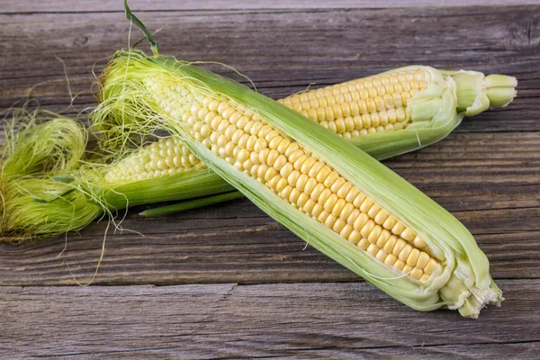 Frischer Mais auf Kolben auf rustikalem Holztisch, Nahaufnahme — Stockfoto