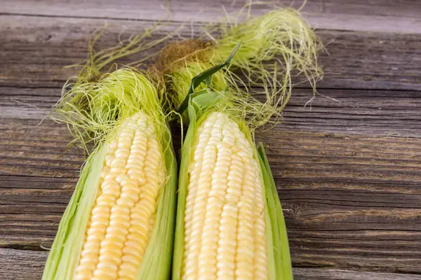 Fresh corn on cobs on rustic wooden table, closeup, top view, copy space — Stock Photo, Image