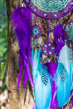 El yapımı rüya yakalayıcı iple asılı tüyler konu ve boncuk