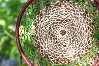 El yapımı rüya yakalayıcı iple asılı tüyler konu ve boncuk