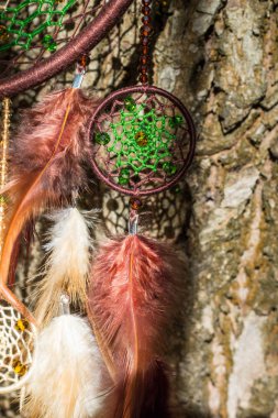 El yapımı rüya yakalayıcı iple asılı tüyler konu ve boncuk