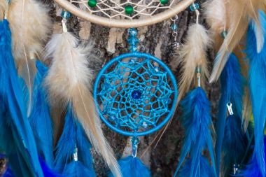 El yapımı rüya yakalayıcı iple asılı tüyler konu ve boncuk