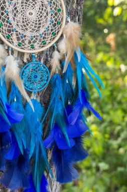 El yapımı rüya yakalayıcı iple asılı tüyler konu ve boncuk