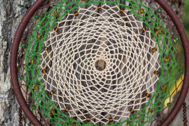 El yapımı rüya yakalayıcı iple asılı tüyler konu ve boncuk