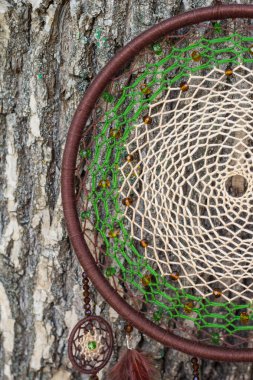 El yapımı rüya yakalayıcı iple asılı tüyler konu ve boncuk