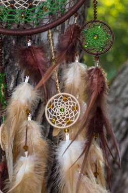 El yapımı rüya yakalayıcı iple asılı tüyler konu ve boncuk