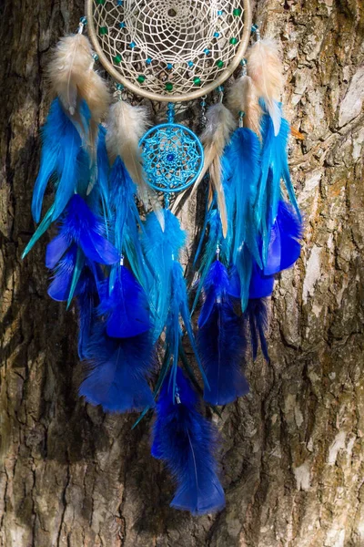 Atrapasueños hecho a mano con hilos de plumas y cuentas de cuerda colgando —  Fotos de Stock